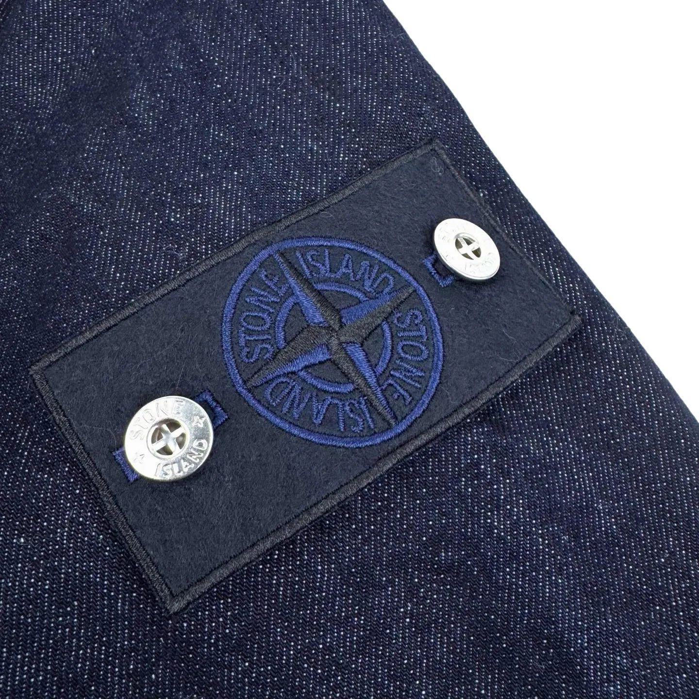 P490 Stone island double-pocket badge denim jacket (blue). The original purchase was RMB 6,300. The fabric is made of custom-made high-density twill denim. It is full of texture and comfortable to the skin. It uses classic indigo denim as the main tone. It has a retro charm and modern fashion sense. The front chest pocket is cut into the front with a golden ratio. A pragmatic reconstruction of the ritual sense. The iconic Stonesland badge is embellished on the sleeve, like a unique medal, highlighting the brand's imprint. Simple lines outline a neat silhouette, outlining a casual and free style. The workwear gene is infused with luxury DNA, simple charm, versatile charm, using imported machine embroidery technology. Using advanced computer control systems and precision mechanical components to realize the Stonesland badge embroidery operation with high precision. The lines are smooth and delicate. The whole garment is washed with Zhongxiao. Use a special solution to remove stains and slight fading. Snow wash to remove fading through strong washing. To make the color more uniform, the entire piece of clothing is stitched using an embedded clamp machine. The embedded clamp machine can control the distance between the two needles by changing the needle position, so that the stitching can be seamless, smooth and tidy. Size:S-M-L-XL
